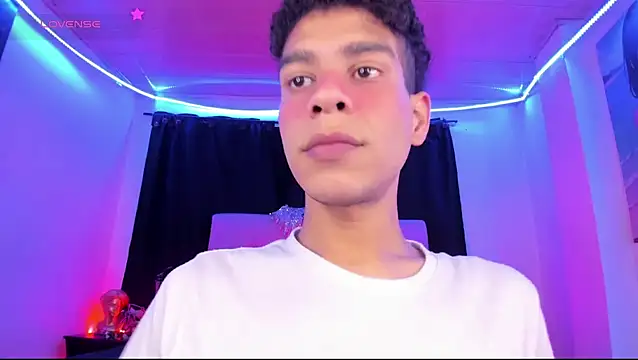 Snapshot of Ethan_Boyy chatting on June 9, 7:04 pm Ethan Boyy online show from June 9, 7:04 pm