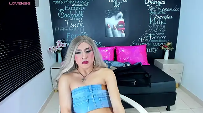 Snapshot of Georgina_Giio chatting on January 28, 10:45 am Georgina Giio online show from January 28, 10:45 am