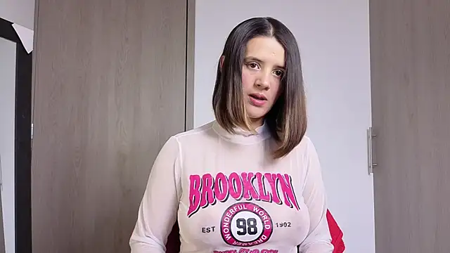 SexLaura  online show from November 28, 10:32 pm