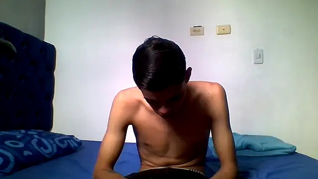 Latinos 2001 online show from June 1, 4:17 pm