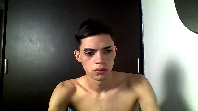 Snapshot of Latinos_2001 chatting on July 1, 12:55 am Latinos 2001 online show from July 1, 12:55 am