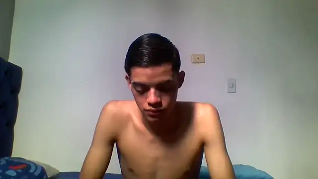 Snapshot of Latinos_2001 chatting on June 6, 2:55 pm Latinos 2001 online show from June 6, 2:55 pm