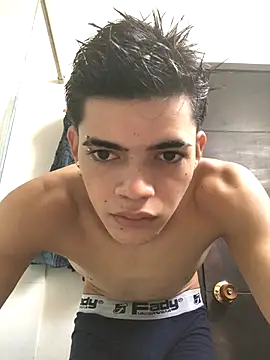 Snapshot of Latinos_2001 chatting on October 28, 1:43 pm Latinos 2001 online show from October 28, 1:43 pm