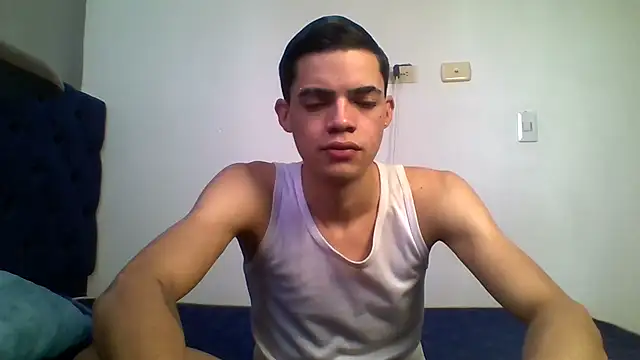Snapshot of Latinos_2001 chatting on July 6, 2:13 pm Latinos 2001 online show from July 6, 2:13 pm