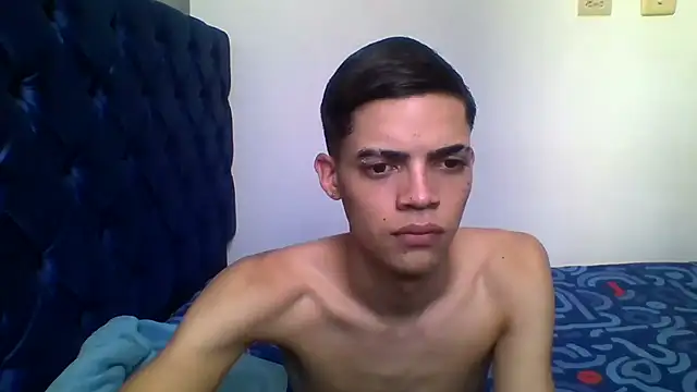 Latinos 2001 online show from May 5, 6:33 pm