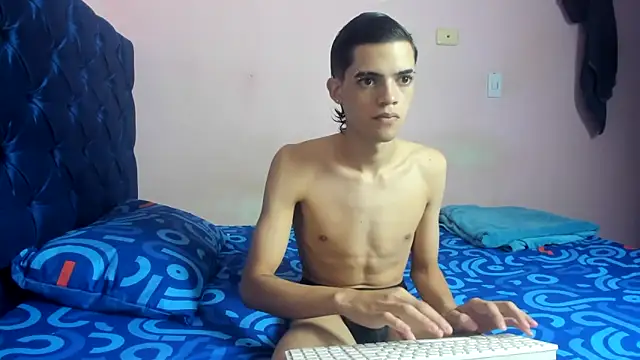 Latinos 2001 online show from March 25, 12:33 am