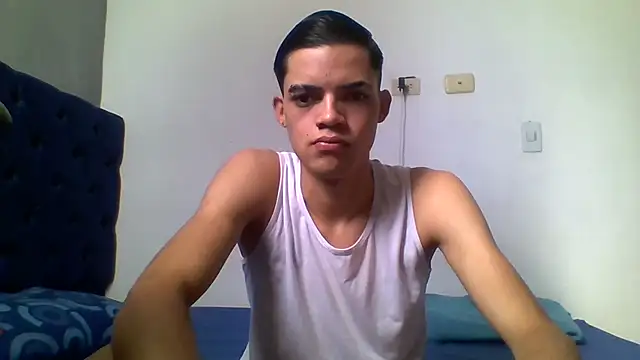 Snapshot of Latinos_2001 chatting on June 17, 1:32 pm Latinos 2001 online show from June 17, 1:32 pm