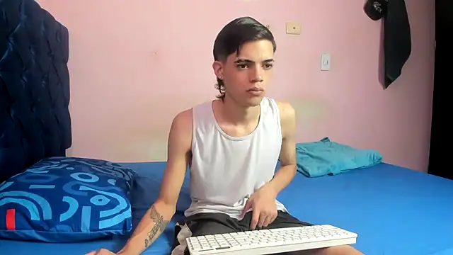 Latinos 2001 online show from March 15, 4:36 pm