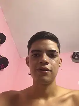 Snapshot of Latinos_2001 chatting on December 5, 2:43 am Latinos 2001 online show from December 5, 2:43 am