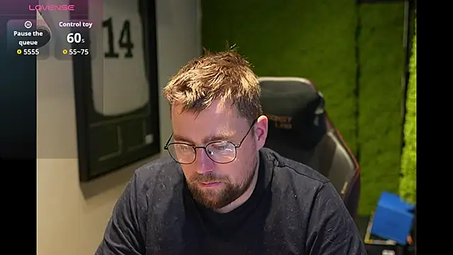 Snapshot of justinitt chatting on December 2, 1:35 pm justinitt online show from December 2, 1:35 pm