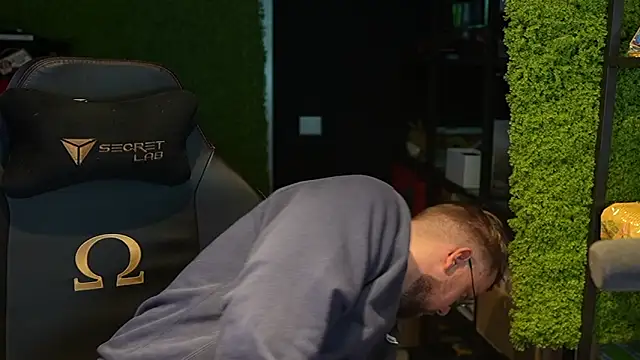 Snapshot of justinitt chatting on September 13, 2:28 pm justinitt online show from September 13, 2:28 pm