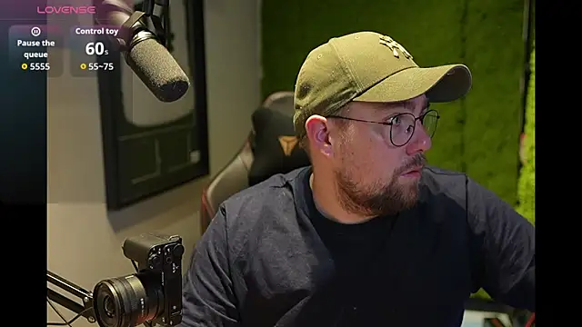 Snapshot of justinitt chatting on December 1, 7:42 am justinitt online show from December 1, 7:42 am