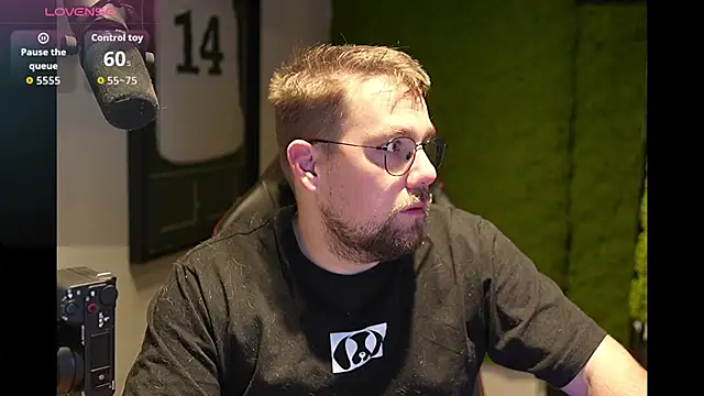 Snapshot of justinitt chatting on November 29, 10:59 am justinitt online show from November 29, 10:59 am