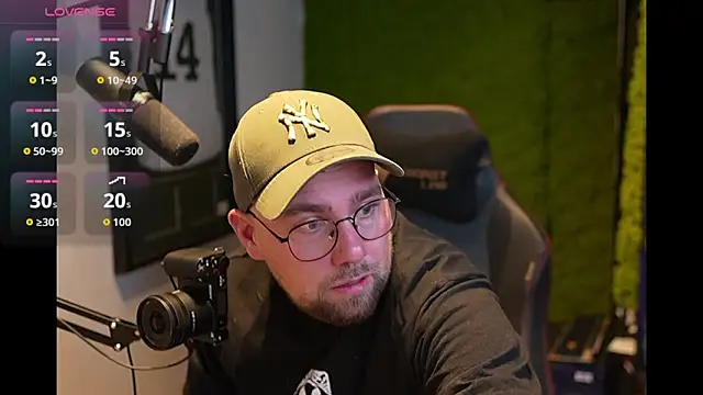 Snapshot of justinitt chatting on December 4, 8:08 pm justinitt online show from December 4, 8:08 pm