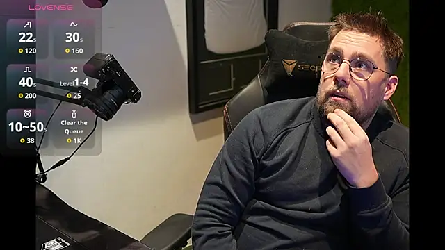 Snapshot of justinitt chatting on December 14, 8:03 pm justinitt online show from December 14, 8:03 pm