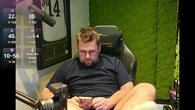 Snapshot of justinitt chatting on November 30, 6:09 pm justinitt online show from November 30, 6:09 pm