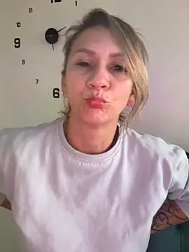 Snapshot of AtheneaRusell chatting on November 10, 10:04 pm AtheneaRusell online show from November 10, 10:04 pm