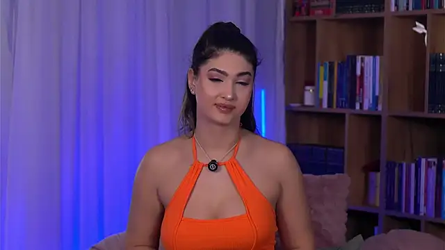 SarahPeach8 online show from April 4, 10:00 am