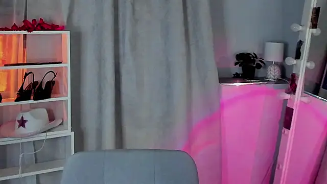 Snapshot of Sahara_Shields chatting on May 6, 10:30 am Sahara Shields online show from May 6, 10:30 am