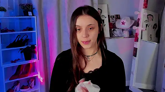 Sahara Shields online show from November 13, 8:51 am