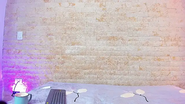 Snapshot of pocahontas_pow chatting on October 28, 12:04 pm pocahontas pow online show from October 28, 12:04 pm