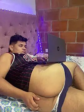 Snapshot of HOT_BOY_18_ chatting on January 15, 6:01 am HOT BOY 18 online show from January 15, 6:01 am