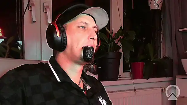 Snapshot of Skullkeeper1984 chatting on October 15, 10:29 pm Skullkeeper1984 online show from October 15, 10:29 pm