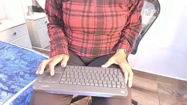 Snapshot of raquell_moore chatting on February 25, 12:05 pm raquell moore online show from February 25, 12:05 pm