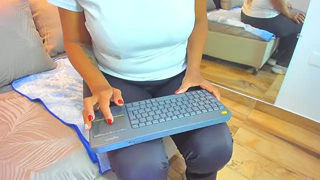 raquell moore online show from December 15, 12:55 pm