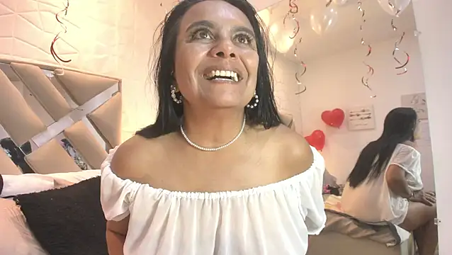 Snapshot of raquell_moore chatting on February 15, 12:55 am raquell moore online show from February 15, 12:55 am