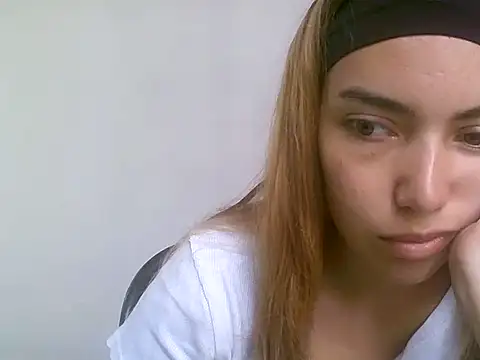 VittoriaTaylor online show from February 8, 2:59 pm