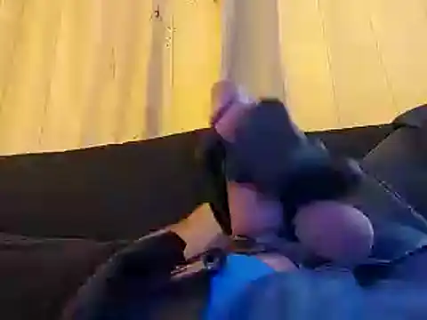 Snapshot of bwcbeat83 chatting on February 3, 8:24 pm bwcbeat83 online show from February 3, 8:24 pm