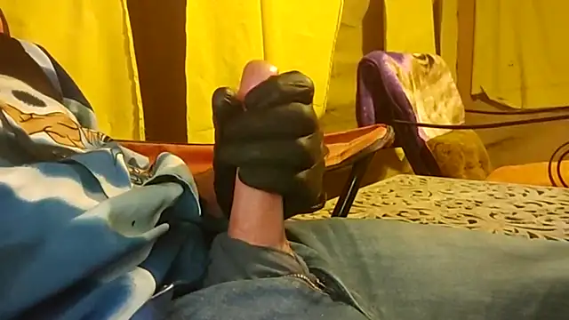 Snapshot of bwcbeat83 chatting on November 6, 1:20 am bwcbeat83 online show from November 6, 1:20 am