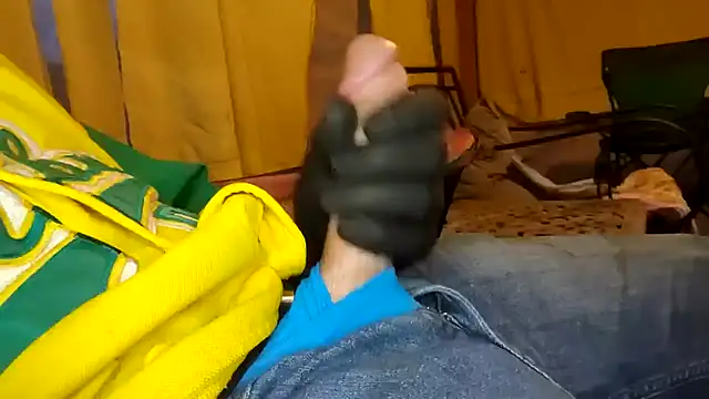 Snapshot of bwcbeat83 chatting on November 27, 12:33 am bwcbeat83 online show from November 27, 12:33 am