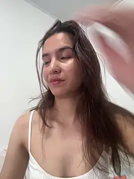 Bella still online show from February 27, 1:44 pm