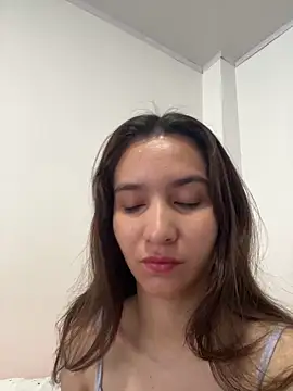 Bella still online show from April 3, 1:50 pm