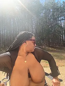 xoxoHotCoCo online show from March 10, 5:17 pm