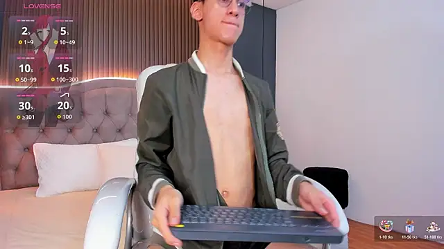 Snapshot of Cum_hunters chatting on October 18, 7:27 pm Cum hunters online show from October 18, 7:27 pm