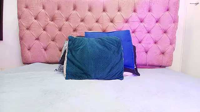 Auroraa miller online show from September 27, 12:00 pm