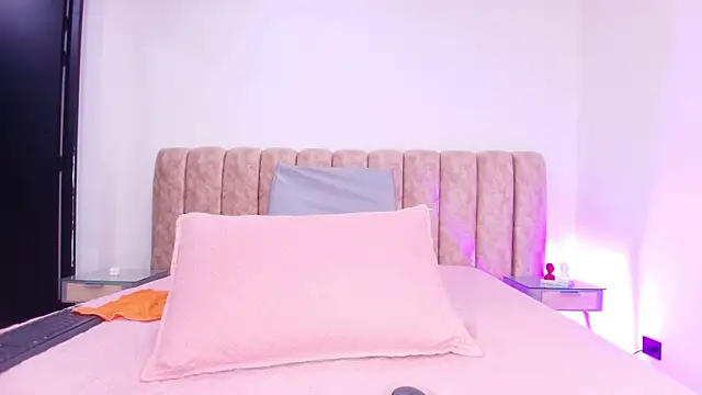 Auroraa miller online show from November 19, 11:54 am