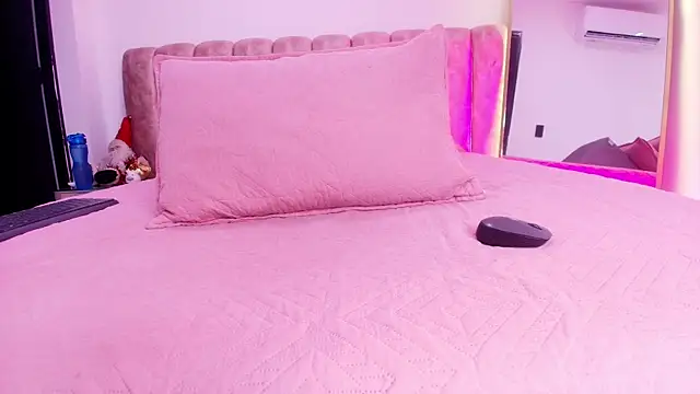 Auroraa miller online show from December 18, 11:58 am