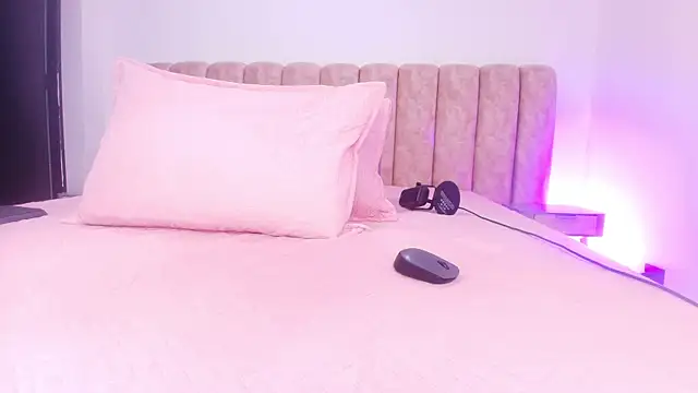 Auroraa miller online show from November 14, 11:58 am