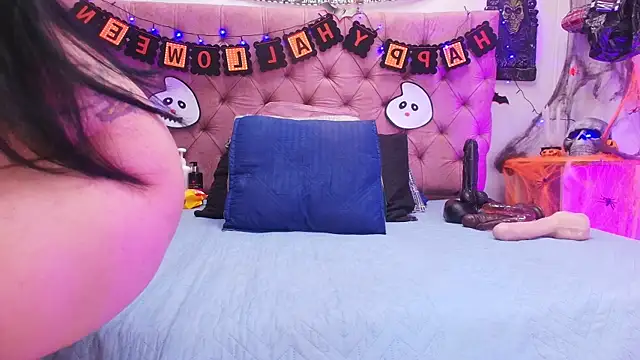 Auroraa miller online show from October 20, 11:55 am