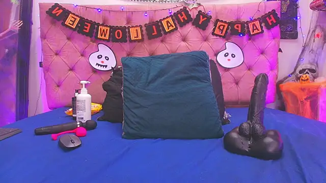 Auroraa miller online show from October 27, 11:55 am