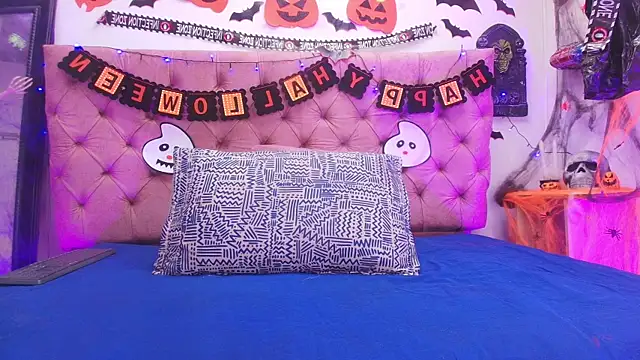 Auroraa miller online show from October 22, 11:53 am