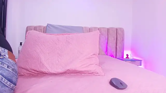 Auroraa miller online show from November 29, 11:54 am