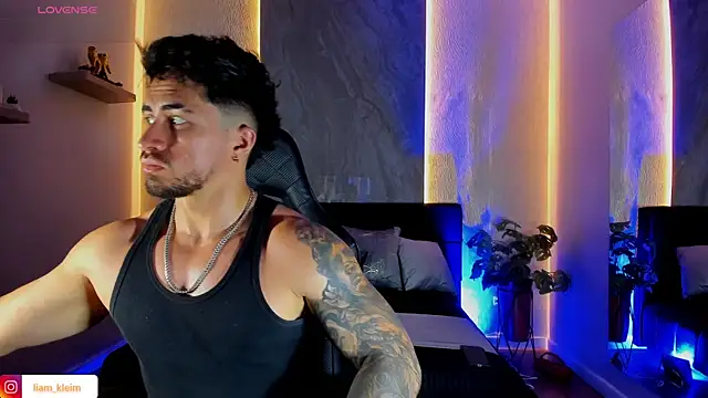 Snapshot of Brad_Summer chatting on June 24, 6:50 pm Brad Summer online show from June 24, 6:50 pm