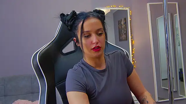 Snapshot of Eva_Lovvia_ chatting on February 3, 10:21 pm Eva Lovvia  online show from February 3, 10:21 pm