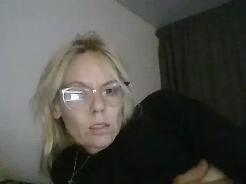 Snapshot of Sliprynip69 chatting on October 15, 3:31 pm Sliprynip69 online show from October 15, 3:31 pm