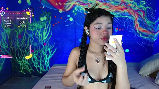 Snapshot of lucie_petite chatting on October 13, 6:42 pm lucie petite online show from October 13, 6:42 pm